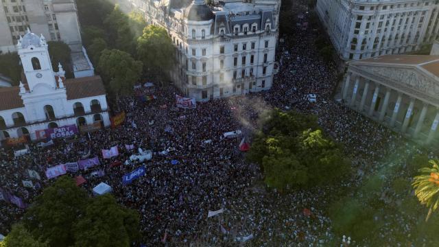 Una imagen de un dron muestra una protesta en apoyo de la comunidad LGBTI+ y al feminismo en Buenos Aires, Argentina, el 1 de febrero de 2025.
