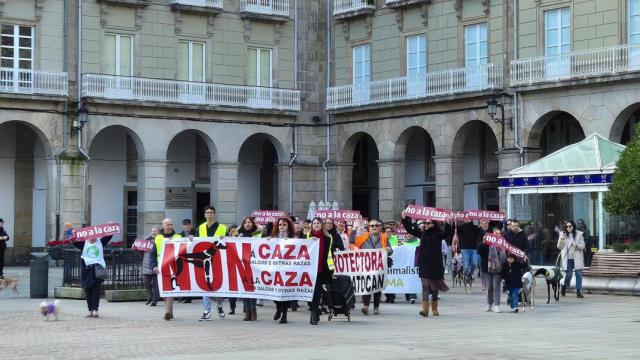 Decenas de animalistas protestan en A Coruña para exigir la abolición de la caza