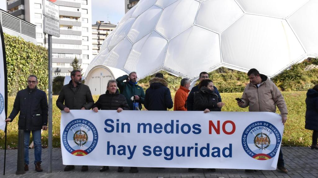 Concentración de los agentes de la AUGC frente a la Subdelegación del Gobierno