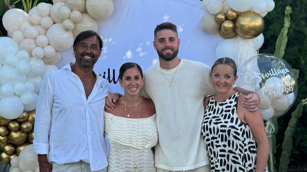 Anabel y David posando con sus padres, el día del 'baby shower' de Alma.