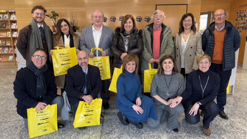 Visita de la subdelegada del Gobierno en Salamanca, Rosa López, a la biblioteca municipal de Guijuelo