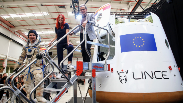 La astronauta, Sara García y el presidente de Hispasat y exministro de Ciencia, Pedro Duque,