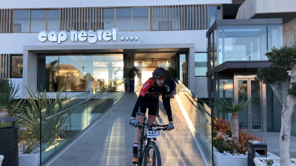 Un ciclista saliendo del Hotel Cap Negret.