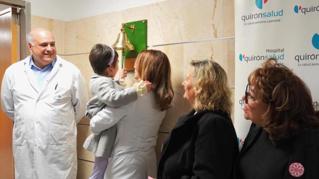 Esther, con seis años, ha inaugurado La Campana de los Sueños en el hospital Quirónsalud de Torrevieja.