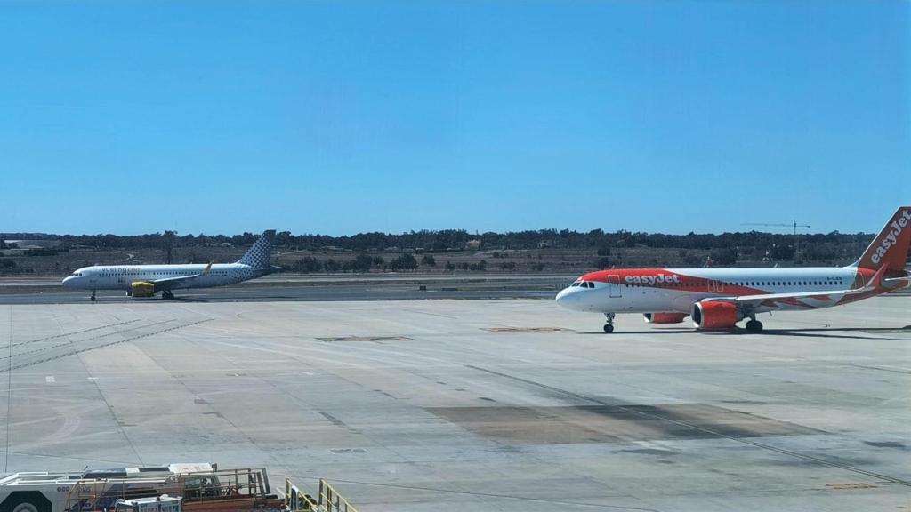 La pista del aeropuerto del Altet, en primavera.