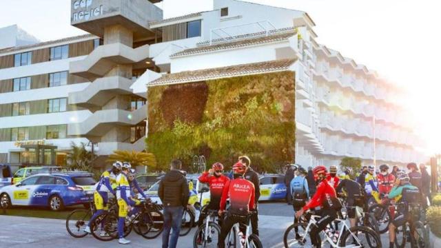 Equipos ciclistas en el Hotel Cap Negret de Altea.