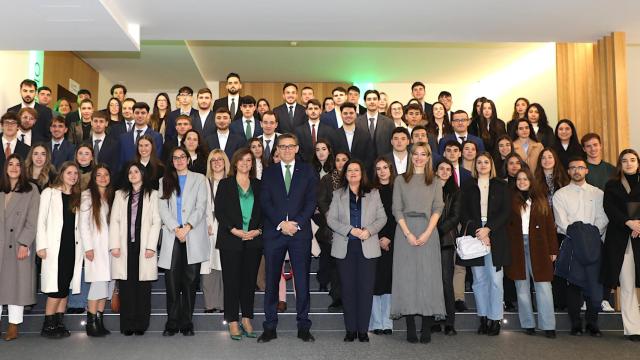 Foto de familia con los estudiantes que empiezan sus prácticas en Eurocaja Rural