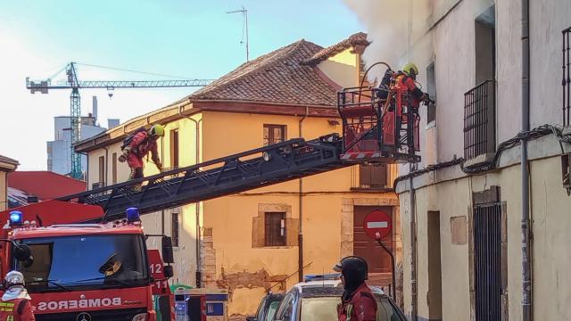 Los bomberos trabajando en el incendio de un bloque de viviendas en León