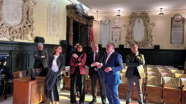 Los miembros de la Mesa de las Cortes con el alcalde de Astorga, José Luis Nieto, en el salón de plenos del Ayuntamiento del municipio