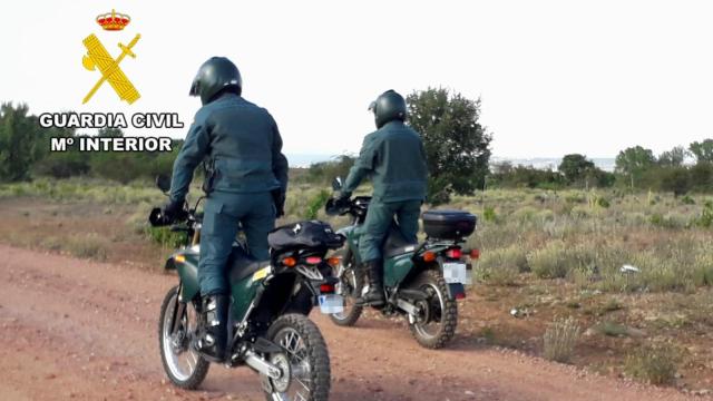 Dos agentes motorizados de la Guardia Civil