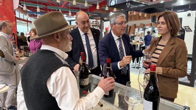 El presidente de la Diputación de Segovia, Miguel Ángel de Vicente, durante su visita a los productores de Alimentos de Segovia en el Salón H&T de Málaga, este lunes