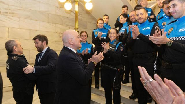 El alcalde de Valladolid, Jesús Julio Carnero, junto a los nuevos policías municipales