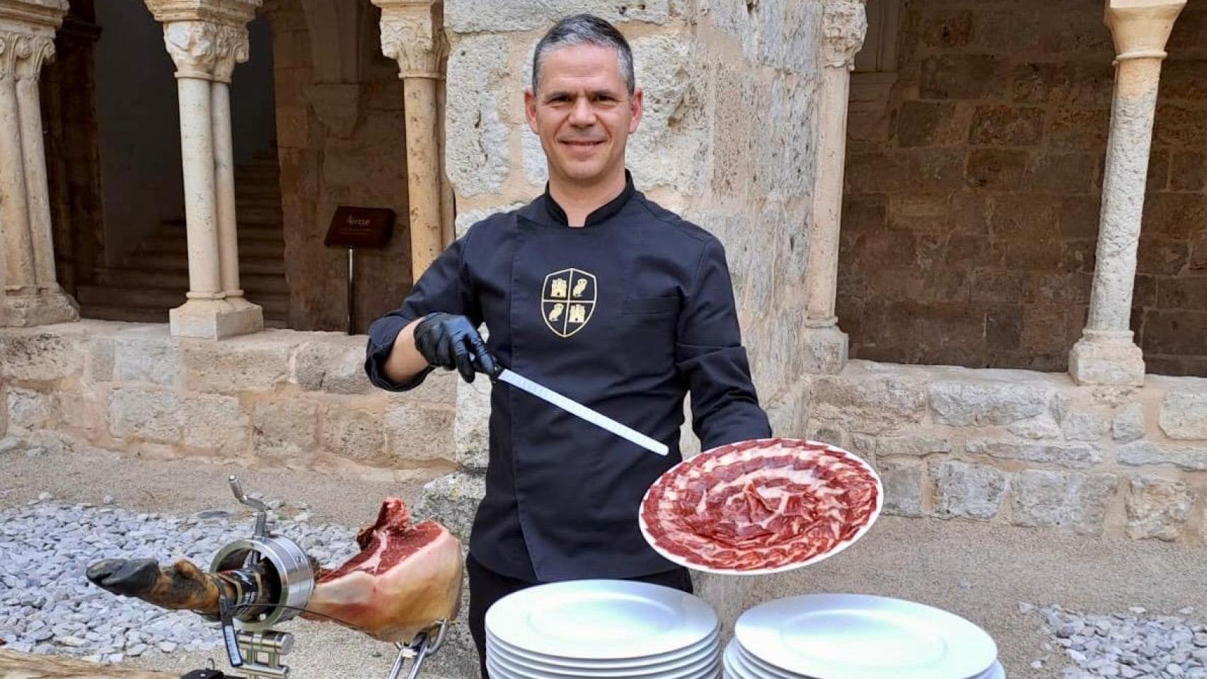 Batis Pefanis, el único griego cortador profesional de jamón en Castilla y León que triunfa en Valladolid: “Es una joya