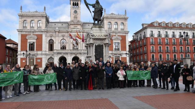 La AECC coloca en la estatua del Conde Ansúrez el brazalete verde de la esperanza