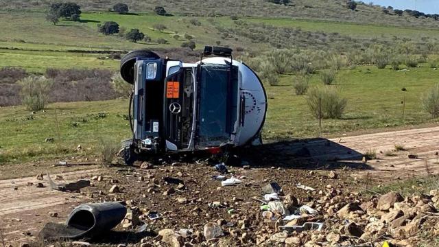 El camión cisterna volcado. Foto: SCIS Ciudad Real.