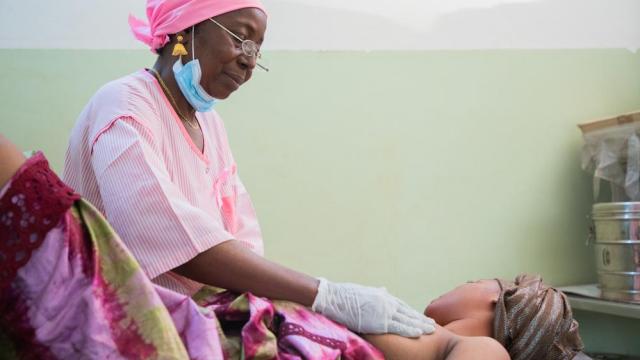 Una enfermera de Médicos Sin Fronteras realiza un reconocimiento a una paciente con cáncer de mama.