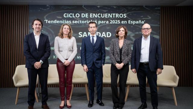 Pablo Crespo, secretario general de Fenin; Cristina Nadal, vicepresidenta de Asebio; Borja Sangrador, socio responsable del Sector Salud y Life Sciences de EY; Marta Villanueva,  directora general de la Fundación IDIS; y Javier Urzay, subdirector general de FarmaIndustria.