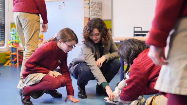 Ayuso durante una visita a un centro educativo.