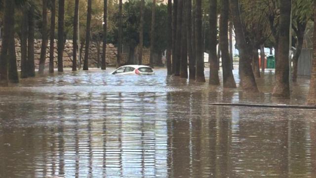 Un coche atrapado en Benalmádena.