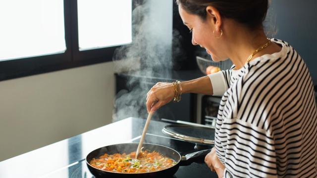 Mujer cocinando.