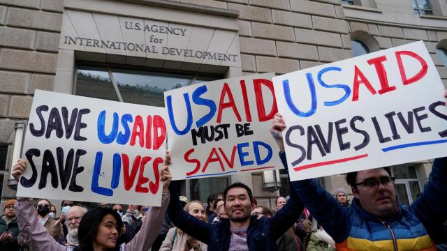 Personas se manifiestan en apoyo a la Usaid en Washington mientras la sede de la agencia permanece cerrada este lunes.