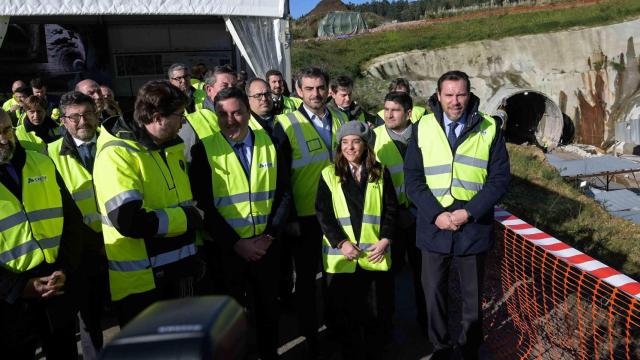 El ministro Óscar Puente, entre responsables de administraciones, con uno de los extremos del túnel 1 de la conexión por tren al puerto exterior al fondo.