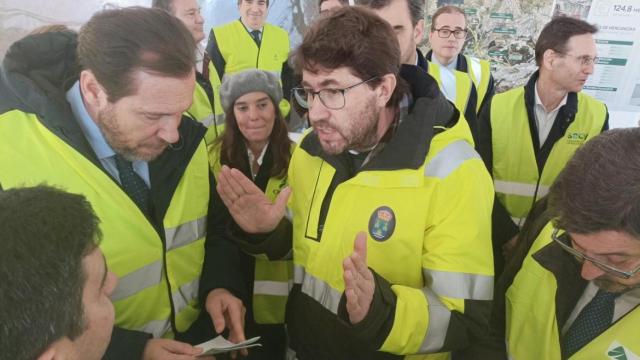 Óscar Puente y Carlos Calvelo conversan en el acto del cale en el túnel del tren a Langosteira.