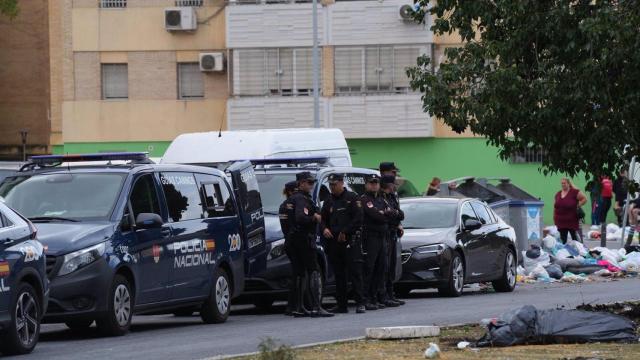 Efectivos de la Policía Nacional desplegados en el Polígono Sur. (Imagen de archivo)