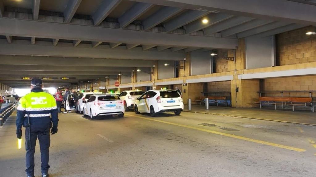 La Policía Local coordinando la parada de taxis del aeropuerto de Sevilla, antes del turno rotatorio