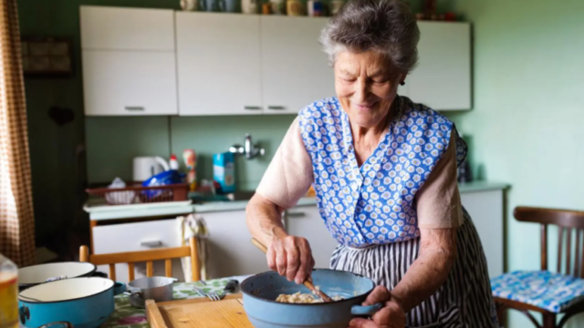 Imagen de una abuela cocinando.