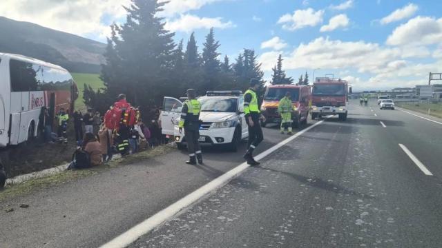 Siete personas heridas tras salirse un autobús de la AP-15 en Navarra.