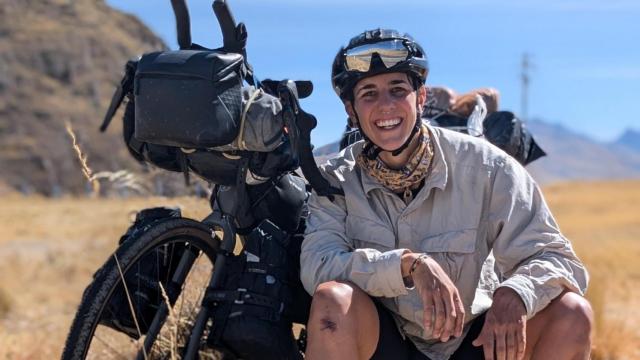 Más de 12.000 kiómetros y 331 días pedaleando: la gallega Lola Bruzon alcanza el fin del mundo en bicicleta