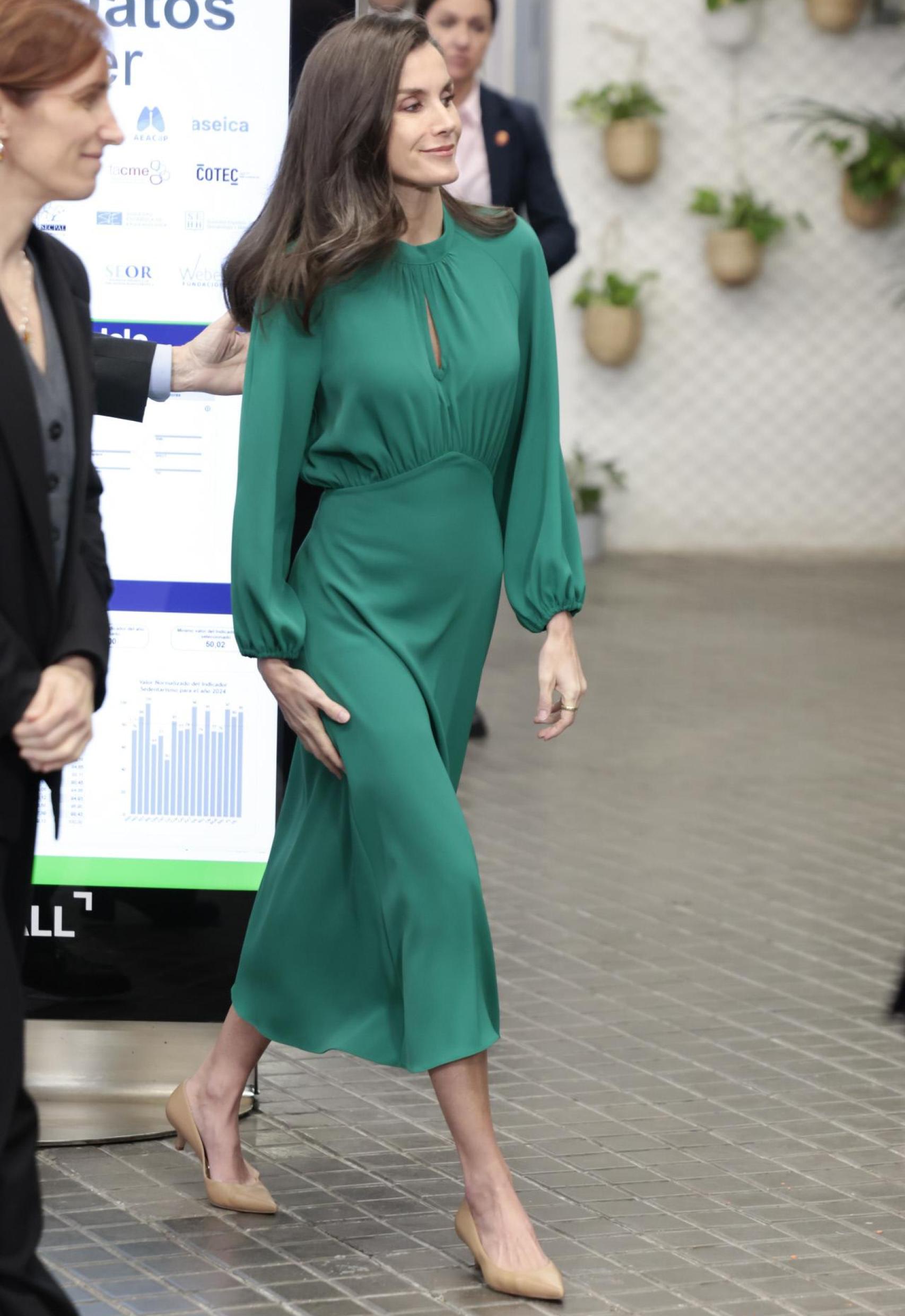 Letizia ha elegido el color verde tan característico en el logotipo de la Asociación Española Contra el Cáncer.