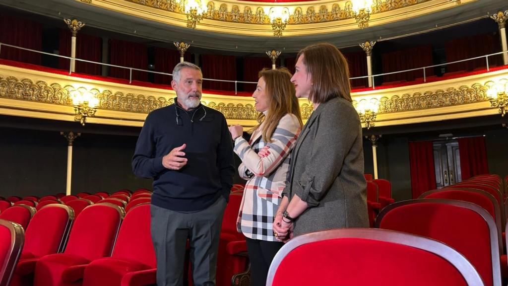 Emilio Aragón junto a la alcaldesa de Zaragoza, Natalia Chueca, y la concejala de Cultura, Sara Fernández.