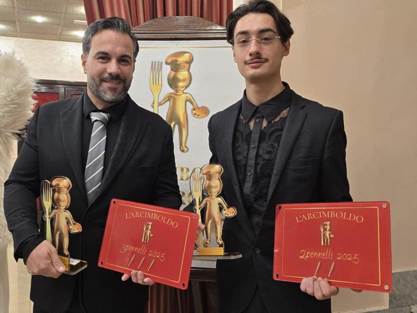 Salvatore Romano y Simone Romano recogiendo el premio.