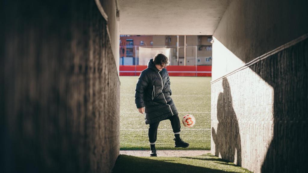 Poves dando toques al balón.