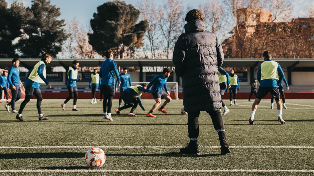 Poves dirige el entrenamiento del Moscardó.