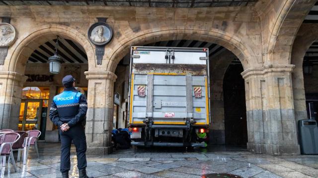 La Policía Municipal con el camión que se quedó atrapado en un arco de la Plaza Mayor