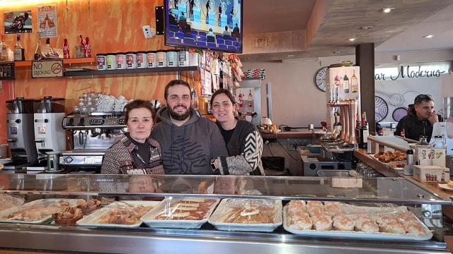 María Teresa, Borja y Dunia en el Bar Moderno de Fuensaldaña