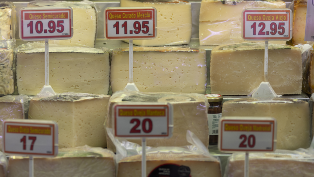 Quesos en un supermercado. EP.