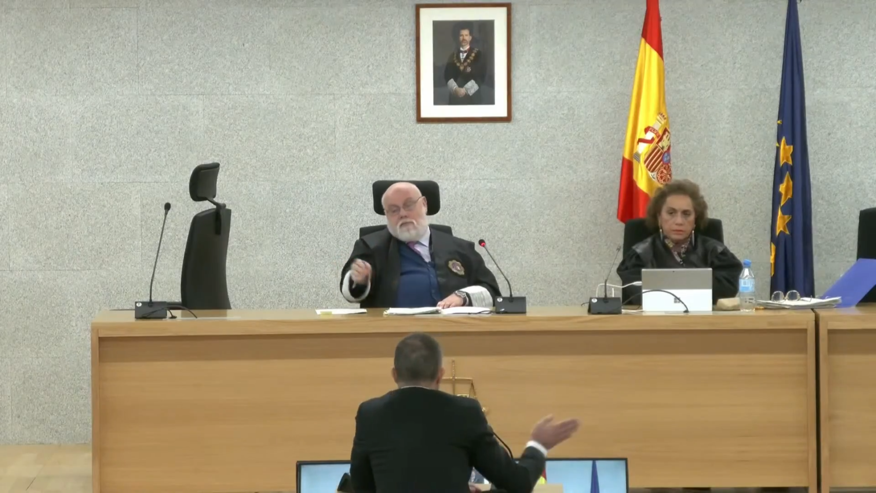 Bronca del juez que juzga el 'caso Rubiales' al exdirector de Comunicación de la RFEF: "¡Quiero claridad, no chulería!