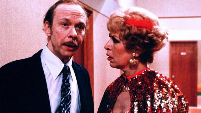 Brian Murphy, junto a Yootha Joyce, en 'Los Roper'