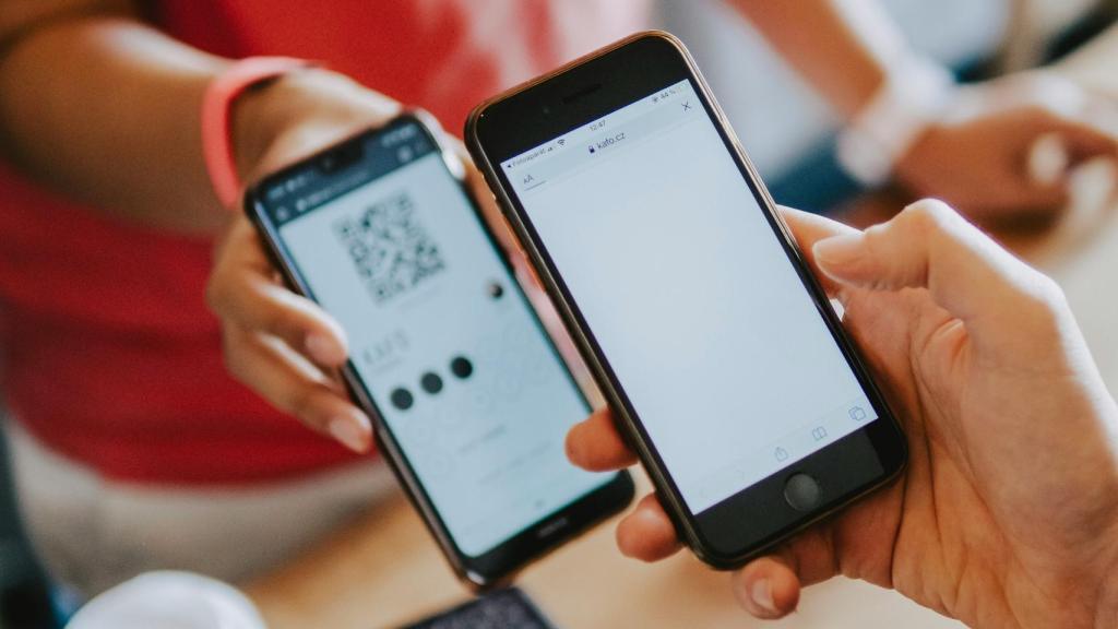 Un móvil escaneando un código QR