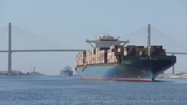 Imagen de archivo de un barco cruzando el canal de Suez.