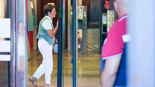 La exalcaldesa de Burguillos entra en el Juzgado de Sevilla.