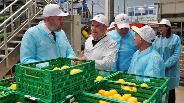 El alcalde de Santomera, Víctor Martínez (i), junto a varios integrantes de la delegación del Gobierno de Malta y de la empresa El Limonar de Santomera.