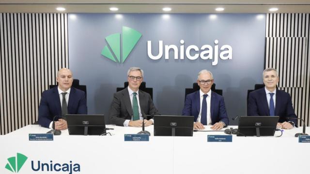 De izquierda a derecha, el director de Relación con Inversores de Unicaja, Jaime Hernández; el presidente, José Sevilla; el CEO, Isidro Rubiales, y el director general de Finanzas, Pablo González, durante la presentación de resultados del banco.