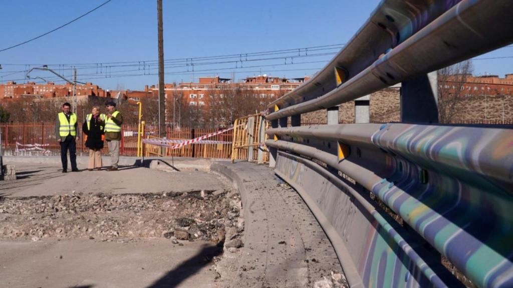 La delegada de Obras y Equipamientos, Paloma García Romero, acompañada del concejal de Villa de Vallecas, Carlos González Pereira, en su visita a las obras de la conexión peatonal del camino del Pozo del Tío Raimundo.