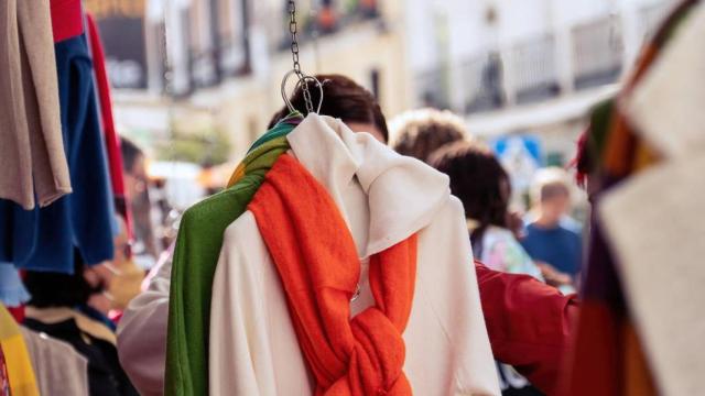 Vista de un mercadillo de ropa de lujo.