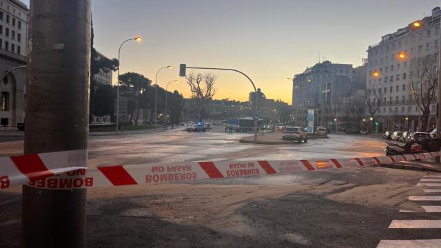 Calle de Nuevos Ministerios cortada al tráfico debido a una avería del Canal de Isabel II, en la mañana de este martes.